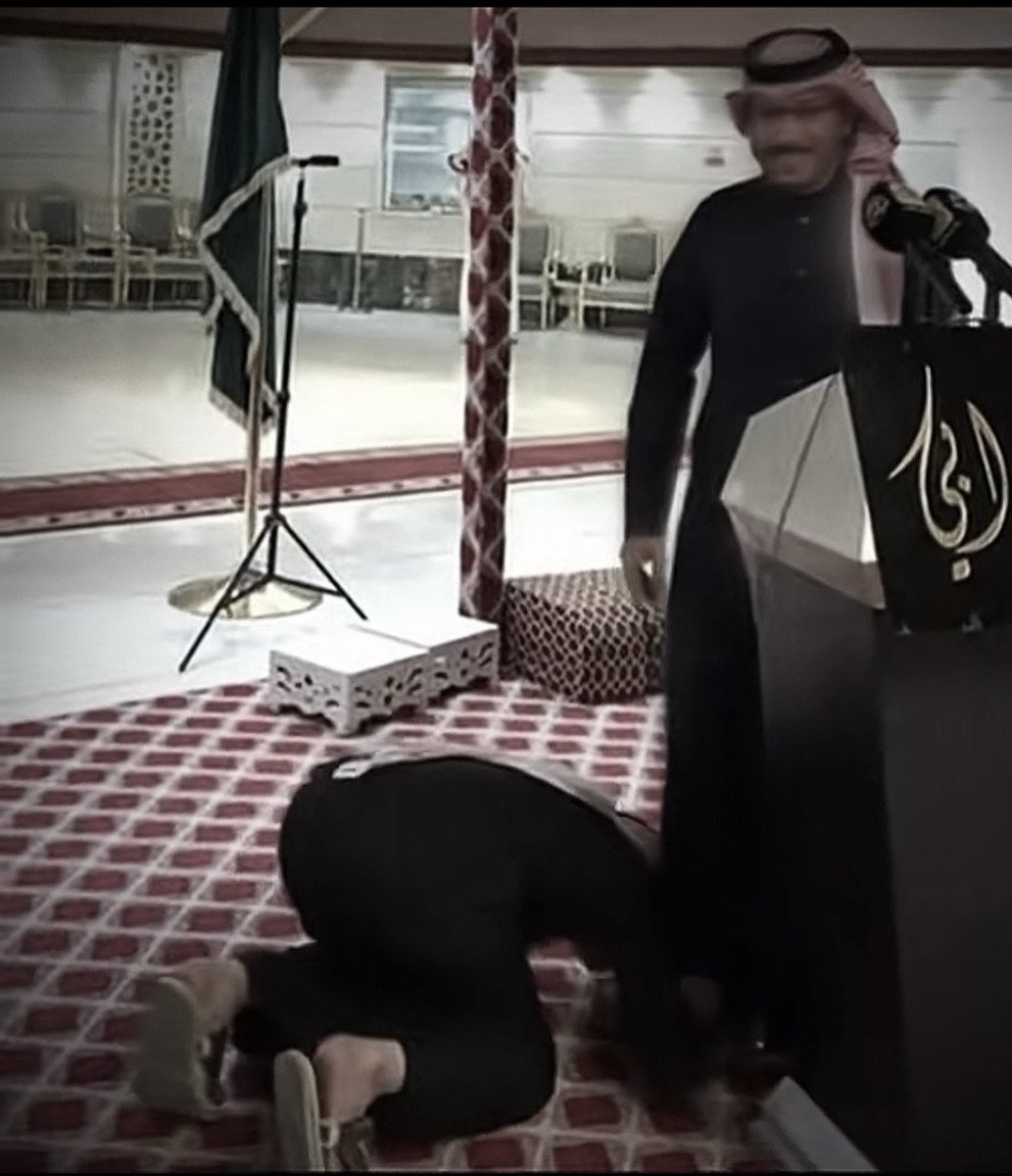 في زمن نركض فيه خلف الأضواء دخيل الله الحارثي ذكّرنا إن النور الحقيقي تحت أقدام الوالدين.
الله يحفظ له والده ويرزقنا برّهم وهم أحياء
#دخيل_الله_الحارثي