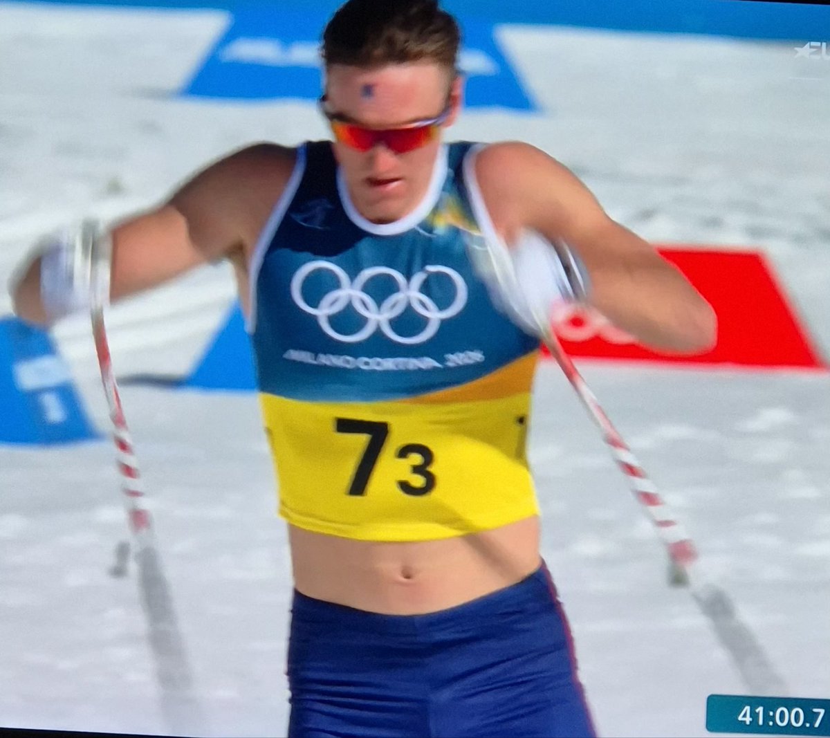 Frasax's tweet photo. John Steel Hagenbuch, che oggi nella staffetta dello sci di fondo sfida il cagotto da freddo. #MilanoCortinaOlympics2026 #colite #Olimpiadilnvernali2026 https://t.co/0U7dQlyvE7