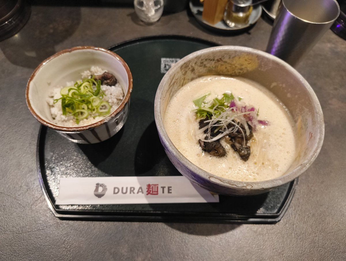 兵庫、西宮のDURA麺TE
濃厚鳥白湯スープをご飯にかけてリゾットみたいにして食うの最高に美味かった。
