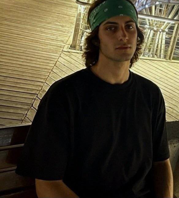 FZA1393's tweet image. هنوز خبری از #مازیار_آرین_فر نیست
مازیار 25 ساله زخمی بود وقتی گرفتنش و قبل از قتل عام 18 و 19 دی مفقود شد. ما هیچ اطلاعی از مکان و وضعیتش نداریم.
لطفا صداش باشید و پخش کنید 
چه جوانی ، چه چهره‌ای ...