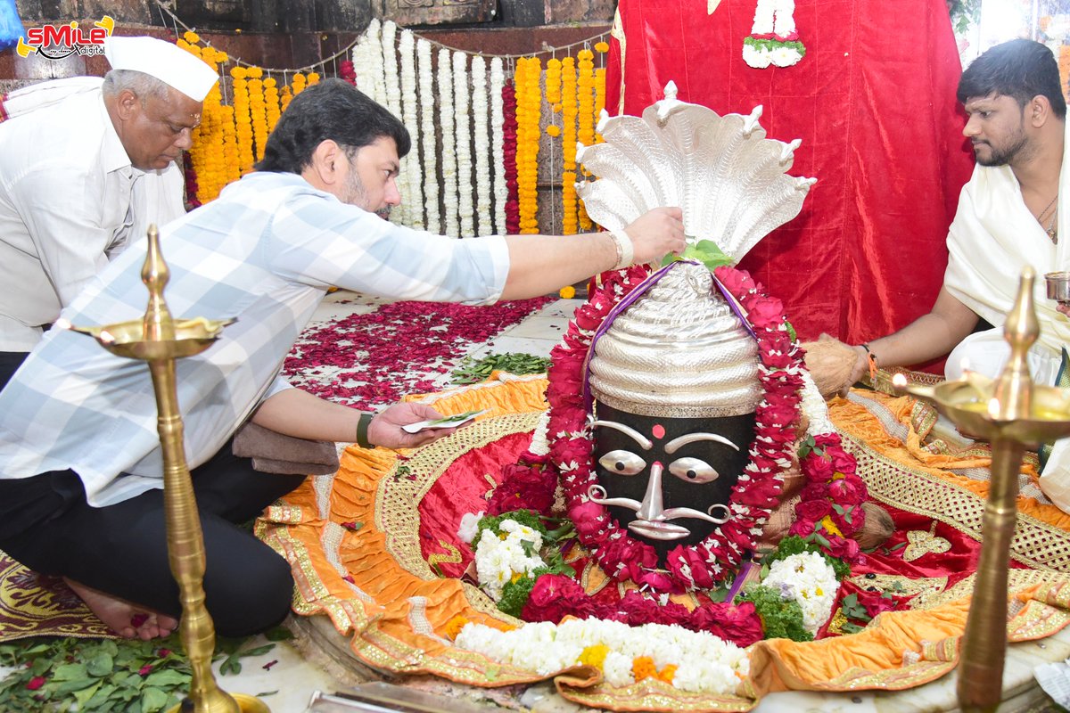 📍परळी वैद्यनाथ 

आज महाशिवरात्री निमित्त पंचम ज्योतिर्लिंग प्रभू वैद्यनाथांचे मनोभावे दर्शन घेऊन विधिवत पूजन केले. 

आपल्या बीड जिल्ह्यात सामाजिक सौहार्द व जातीय सलोखा कायम अबाधित राहू द्या, अशी प्रार्थना प्रभू वैद्यनाथांच्या चरणी केली. 

#महाशिवरात्री
#परळी
#ParliVaidyanath