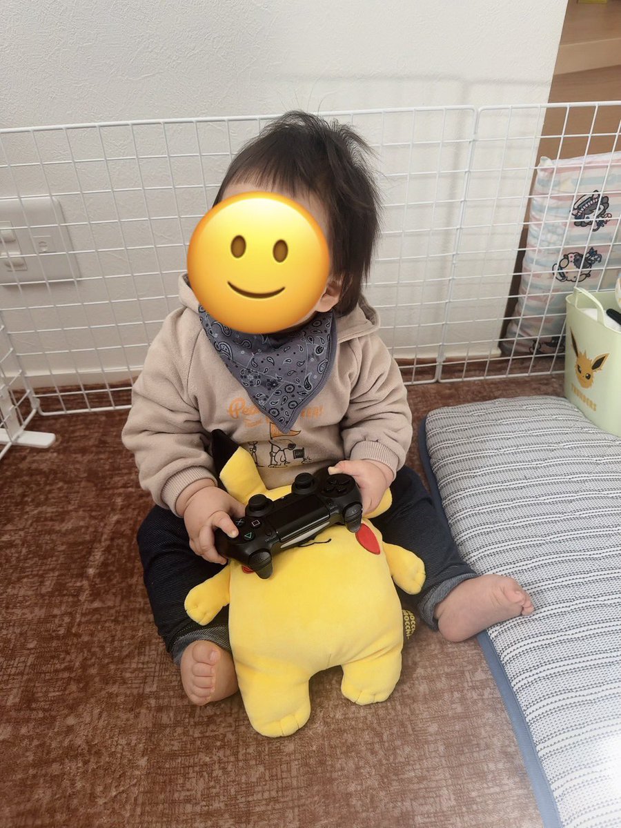 figaro5569's tweet photo. 息子が一歳の誕生日を迎えて成長の速さに驚いています🙂‍↔️使わないデュアルショック、なぜか持ち方を知っている…
しかしこのピカチュウぬい、葛葉豪鬼のイラストみたいに顔から足が生えており違和感ありありだがとても良い！（公式品です） https://t.co/awYL8izWcl