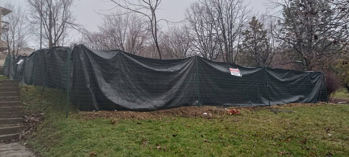 ‼️HITNO‼️ 

Dođite u MATICE SRPSKE 68 — park iznad sportskih terena, Stojčino brdo, ogradili su park, oduzimaju nam još jednu zelenu površinu! Građani i policija su već tamo.

Nećete seći ‼️