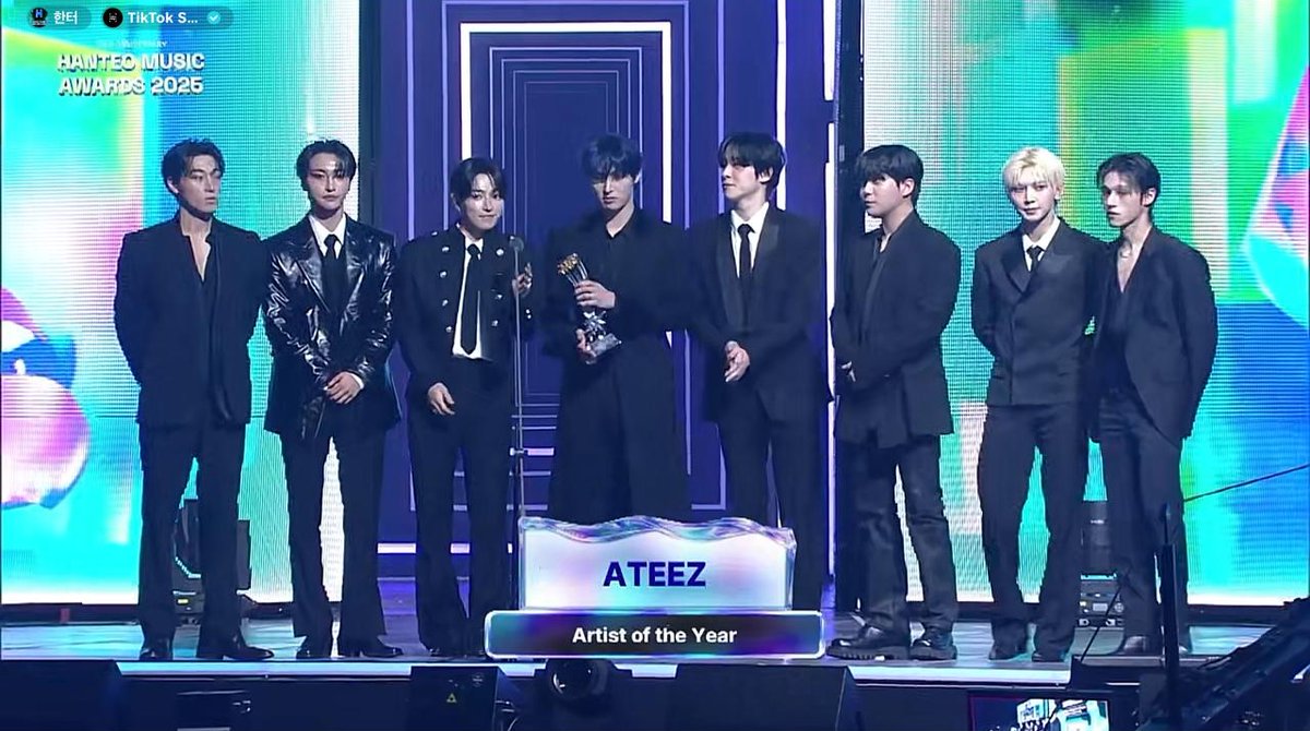 [🏆] ATEEZ HANTEO ARTIST OF THE YEAR AWARD

Congratulation ATEEZ for winning "Artist of the Year" on Hanteo Music Awards 🎉

#ATEEZ #에이티즈 <a href="/ATEEZofficial/">ATEEZ(에이티즈)</a>
