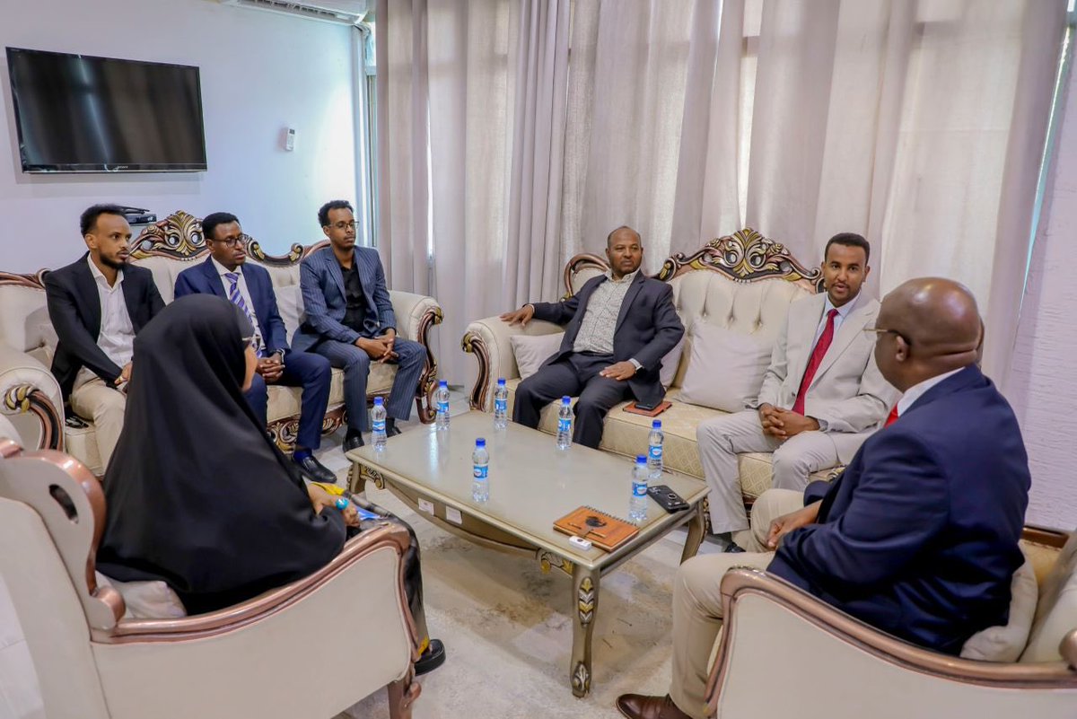 SONNALIVE's tweet image. Minister of Information of #Somalia, H.E. @DaudAweis, today hosted a delegation from the #Northeast State of Somalia, led by the region’s Minister of Information, Ahmed Diriye.

The Minister briefed the delegation on the government’s media policies and national development
