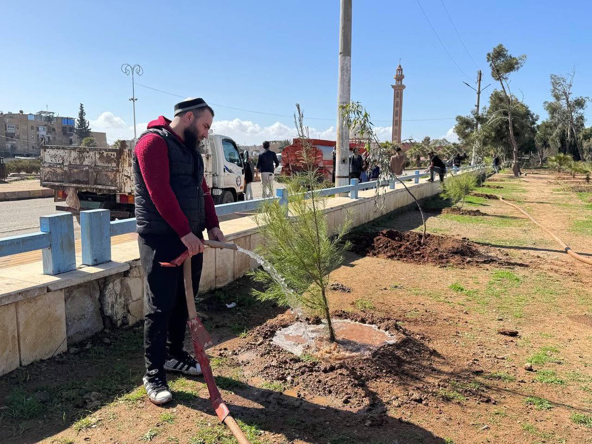 QalaatAlMudiq's tweet photo. #Syria: beautification campaigns have also begun in areas recently retaken from #SDF, similar to projects carried out in other areas after Assad's fall.
Photos from the town of #Tabqa with tree planting and other initiatives underway to improve the city's appearance, beginning with public parks.