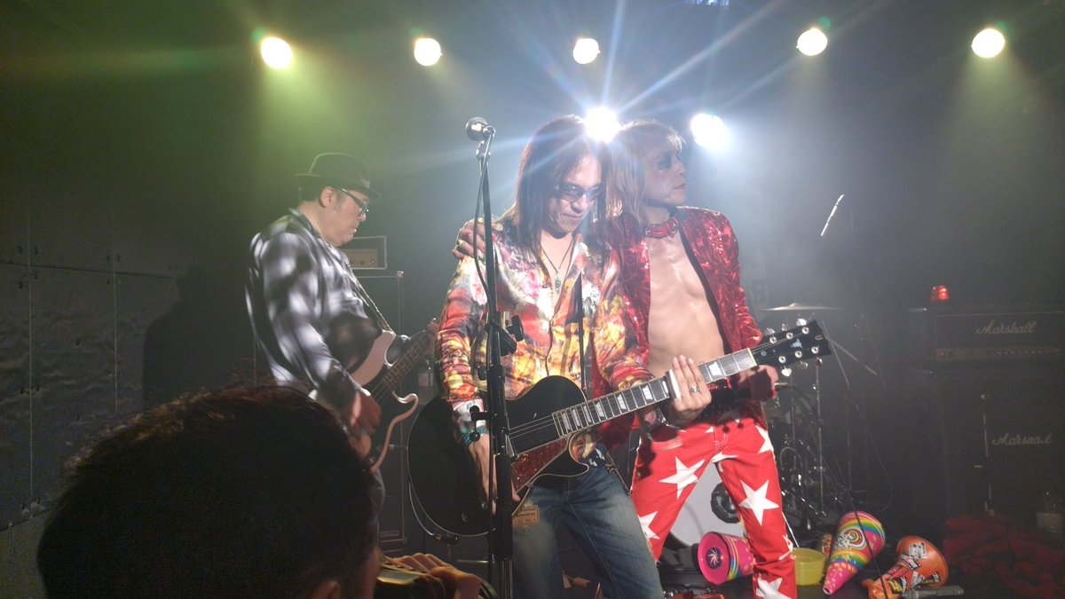 umeumeGT's tweet photo. 超ー盛り上がったぜ〜！😆💣
アンコールには何と！津軽のカリスマスーパーギタリストのウッチーfrom R-Complete！🎸今日来れてよかった〜！😆👍💣💣

#コケシism
#RComplete
#最も危険な還暦遊戯 https://t.co/7Kt22Z2nNF