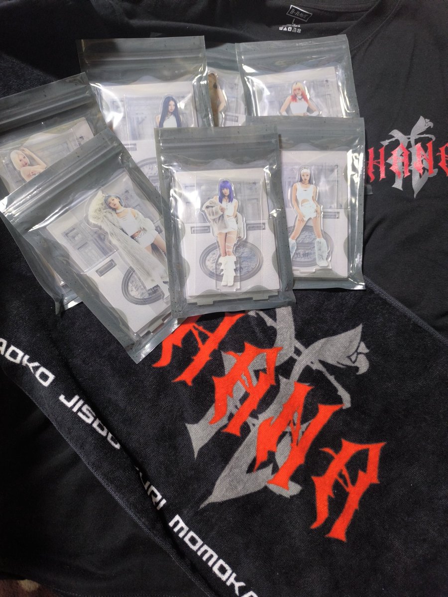 物販はTシャツとタオルとアクスタ全員購入しましたっ🥰 #HANA