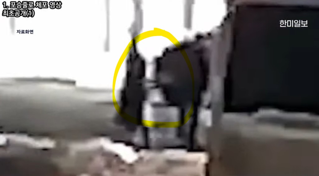 15일 한미일보가 유튜브에서 선관위 연수원의 중국인 간첩 체포에 대한 영상을 공개했다. 포승줄에 묶인 모습은 최초로 공개되었다. 코드명 99 작전은 사실일 수도 있겠다. 서서히 미국으로부터의 엠바고가 풀리고 있는 것 같다. 사실일까. 아닐까. 판단은 각자 알아서 하고, 나는 사실에 더 걸어본다.