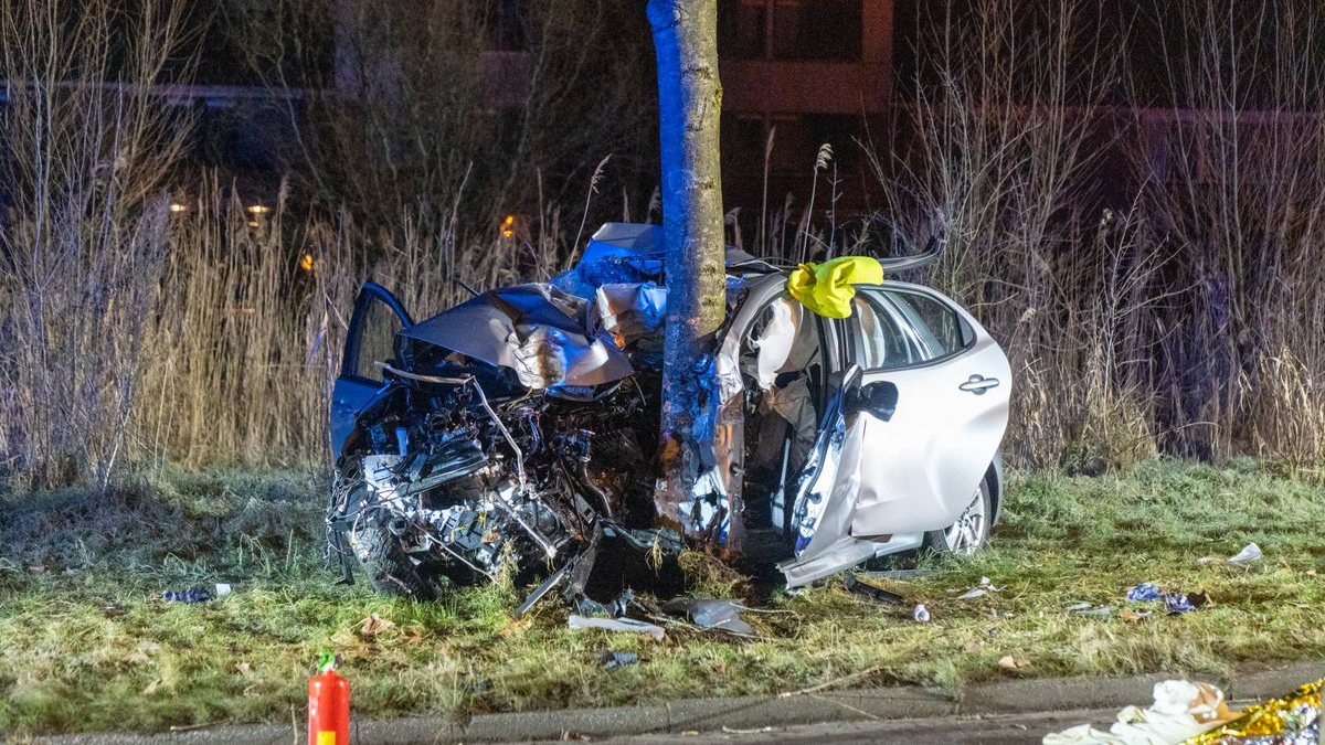 Auto botst tegen boom op Goudse Houtsingel, drie gewonden
