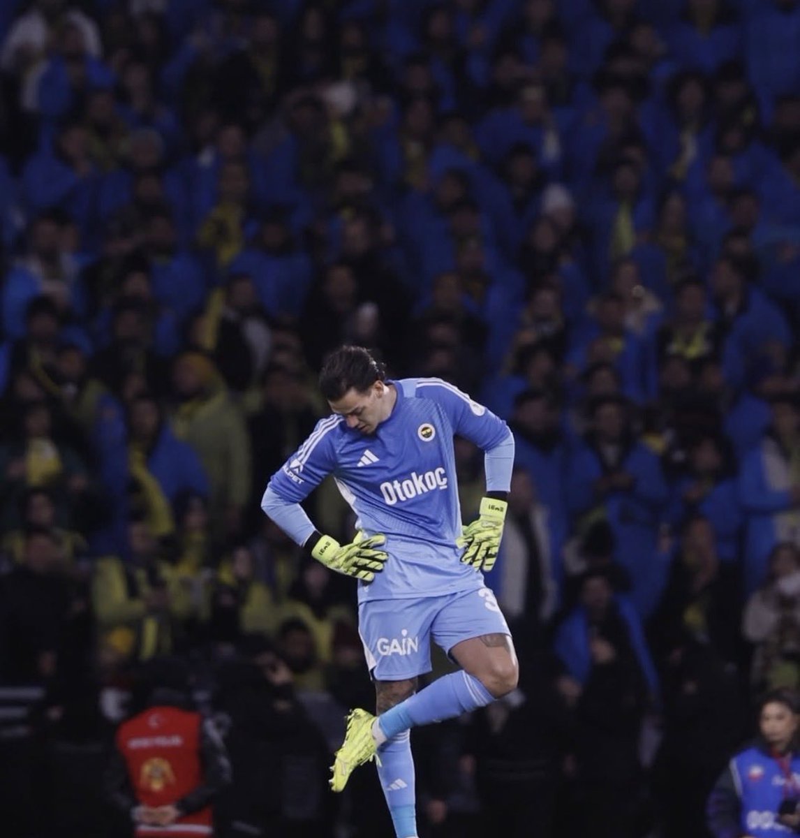 🚨Desteğimizi hissettirmeliyiz. Rt, at, attır.

Don't be fooled by the negative comments from fake accounts. We are real fans and we love you. 

We love you, Ederson.💛💙  <a href="/edersonmoraes93/">EM31</a>