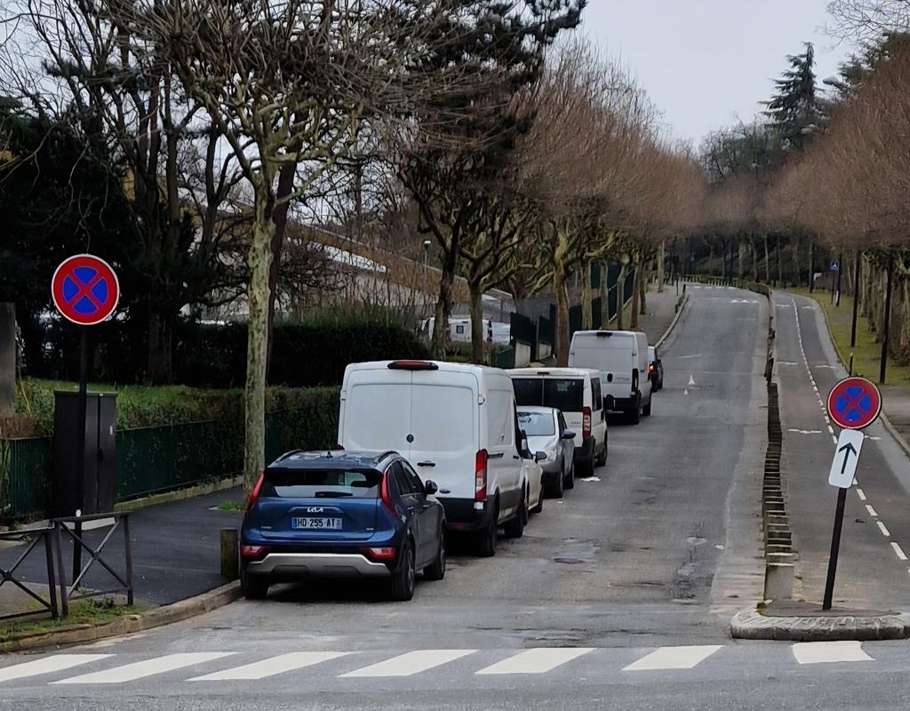 pitch_cool's tweet photo. @mairievitry @prefpolice @PoliceNationale #stationnements 
Autorisation de stationner et de s'arrêter 🤔🥺
Av. Rabelais, 94400 Vitry-sur-Seine https://t.co/GlplpqnOAS