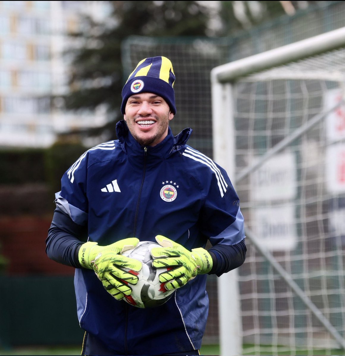 👉🏼😌👈🏼

EDERSONNNNNNN SANTANA DE MORAES !!🇧🇷🇧🇷

Diejenigen die dich und deine Familie nach jedem Spiel beleidigen sind keine Fenerlis. Solche Leute sind.. neyse egal siz anladiniz