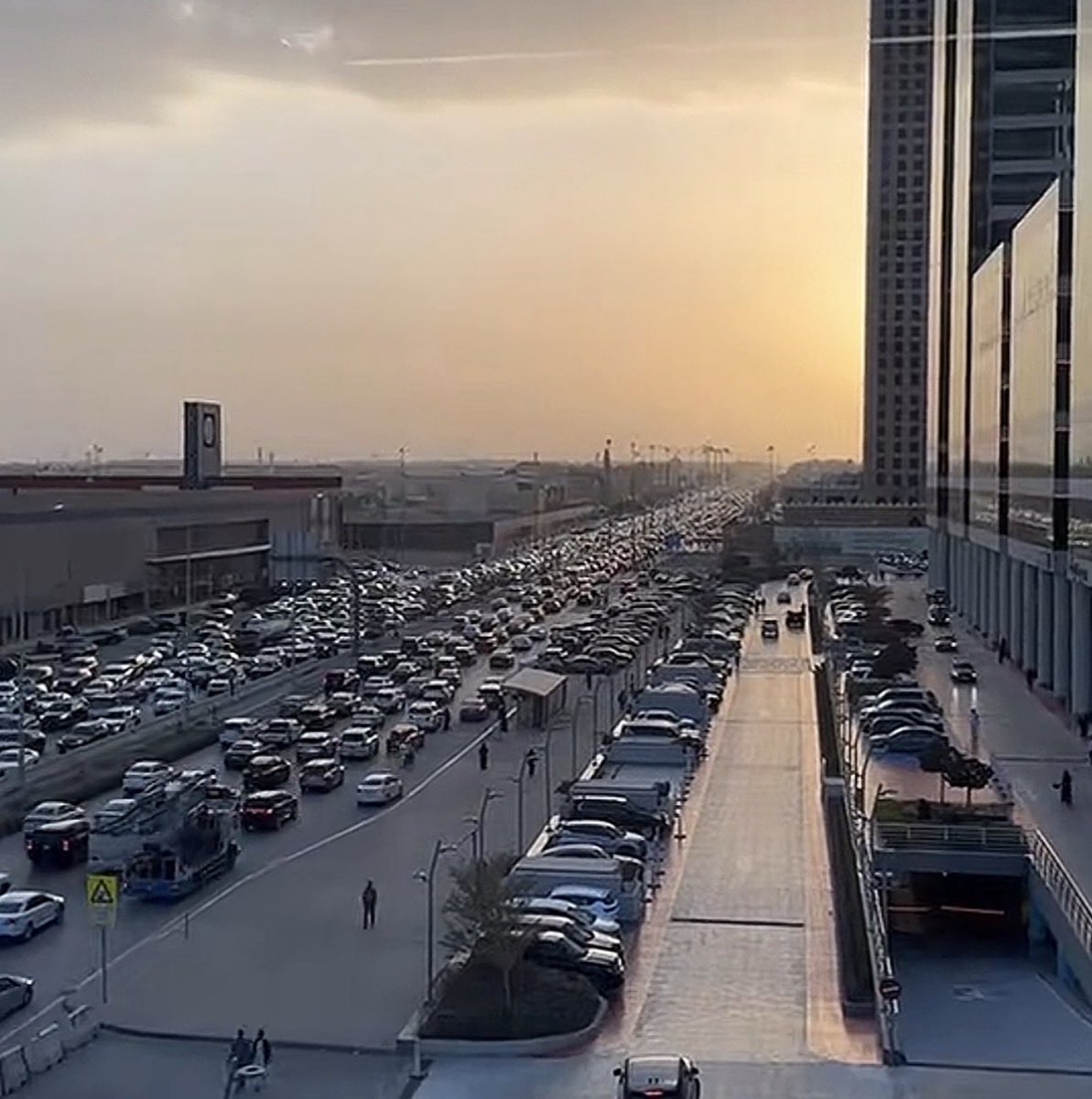 #زحمة_الرياض

يااااعالم تعبنا من الزحمه عشان اخذ يوتيرن ياخذي مني نص ساعه عشان يجيني الدور وش الحل من جد شي غير طبيعي زحمه لاتطاق😭😭