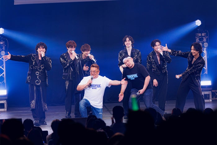 modelpress's tweet photo. Kis-My-Ft2、初の音楽フェス出演🎤

「カノフェス2026」で圧巻パフォーマンス
サンドウィッチマンとコラボも✨️
https://t.co/HgtPly3wR1

◽️セトリ
1. Keep it 100
2. FIGHTERS
3. Luv Bias
4. Tokyo-Kis
5. UNISON
6. Thank youじゃん！
7. お疲れ様です！feat. サンドウィッチマン

#キスマイ https://t.co/JWcT0qTivR