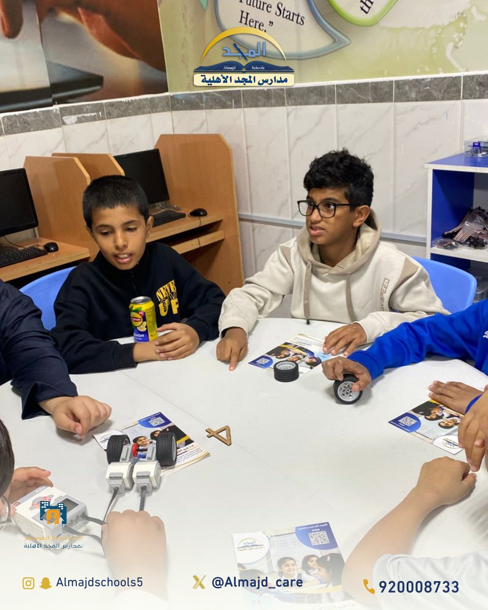 ضمن خطوة تفاعلية مع دائرة STEM، استضاف معمل الفاب لاب طلابًا من خارج المدرسة للتعرّف على بيئة المعمل وتجربة التصميم والذكاء الاصطناعي عمليًا، في تجربة ملهمة للاكتشاف والابتكار. 
.
#مدارس_المجد_الأهلية