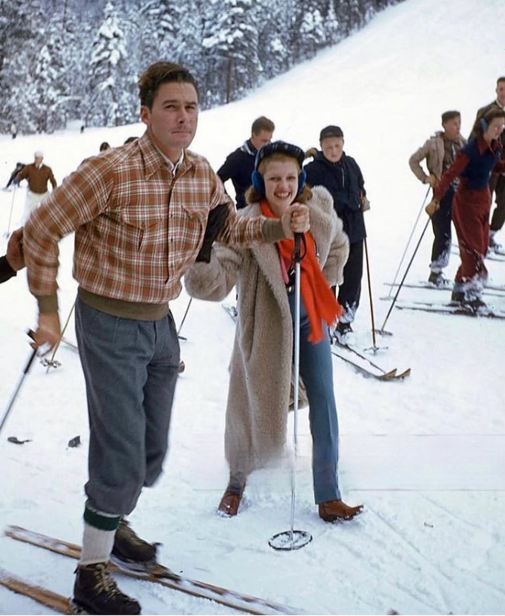 HistoryUnd's tweet photo. Errol Flynn and Rita Hayworth skiing at Sun Valley. (1940) https://t.co/zpla4w7lVw