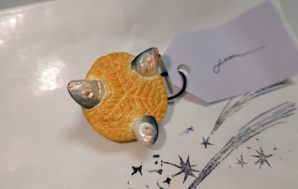 ニヒル牛のおかしなブローチ展にも行ってきました。どう考えても買わない理由がないスターゲイジーパイのブローチを見てほしい