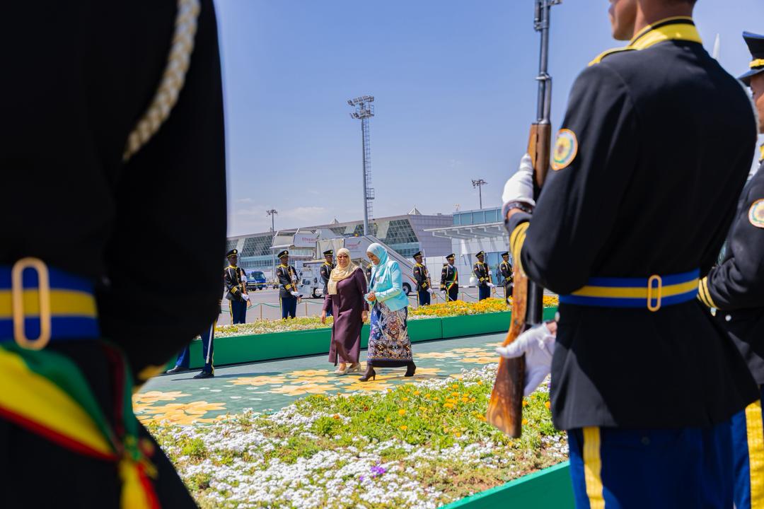Rais wa Jamhuri ya Muungano wa Tanzania, Mheshimiwa Dkt. Samia Suluhu Hassan akiondoka Kiwanja che Ndege cha Kimataifa cha Bole, Addis Ababa, nchini Ethiopia kurejea nchini Tanzania, leo tarehe 15 Februari, 2026.

Rais Dkt. Samia alikuwemo nchini humo ..