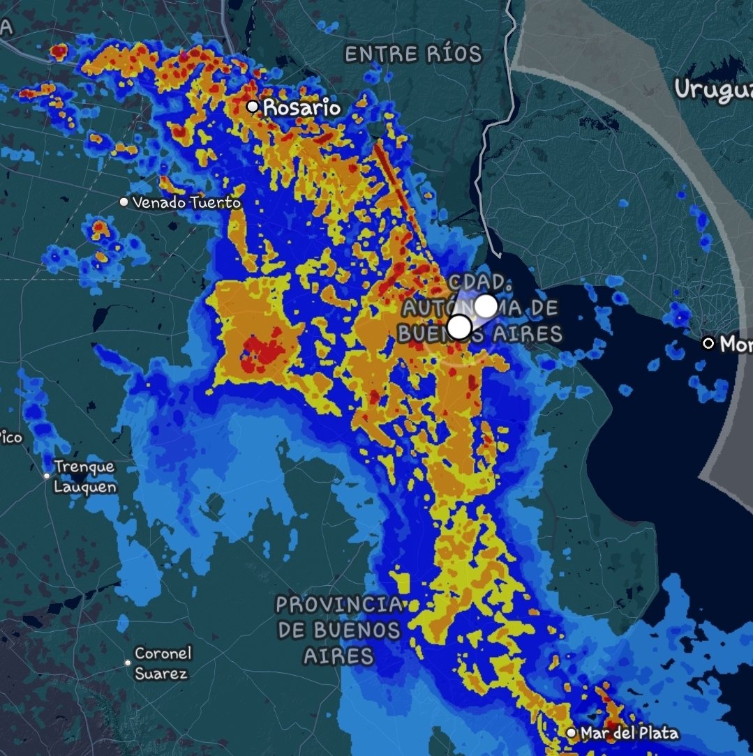 StratosWeather's tweet photo. #ALERTA | Una línea de inestabilidad afecta al #AMBA, con lluvias moderadas a fuertes e intensa actividad eléctrica, especialmente sobre zona norte y oeste. ⛈️
El sudeste bonaerense sería afectado solo por lluvias moderadas. 🌧

Las tormentas más intensas se desplazan sobre el norte bonaerense, sur de Entre Ríos y Santa Fe, con fuerte actividad eléctrica y ráfagas. ⚠️
También se registra actividad aislada sobre el sur de Córdoba y San Luis. 👀

Con el correr de las horas, las condiciones tenderán a mejorar. No obstante, aún restan algunos minutos de lluvias que ayudarán a sumar milímetros en medio de la sequía que afecta a la región pampeana. 💪

Se viene una semana marcada por la inestabilidad en gran parte del país. Más información esta noche. 😎