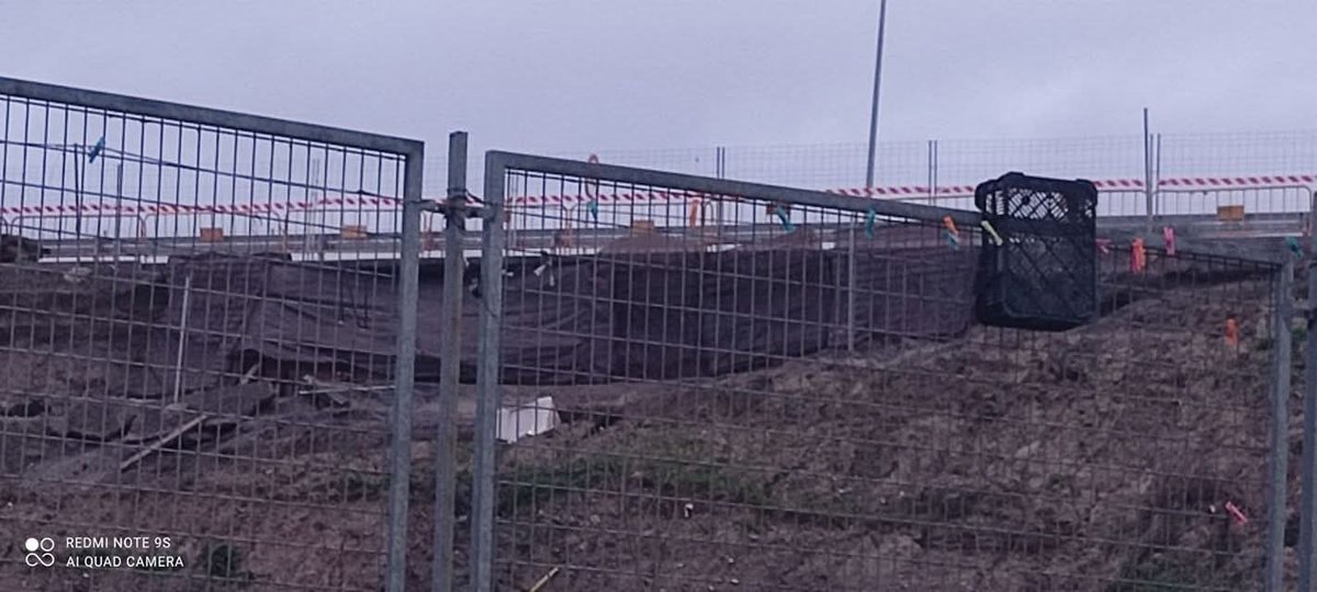Tú, que Óscar Puente ha dado orden de poner un plástico para que no se vea que se está cayendo la carretera.

ESPAÑA SE CAE A PEDAZOS