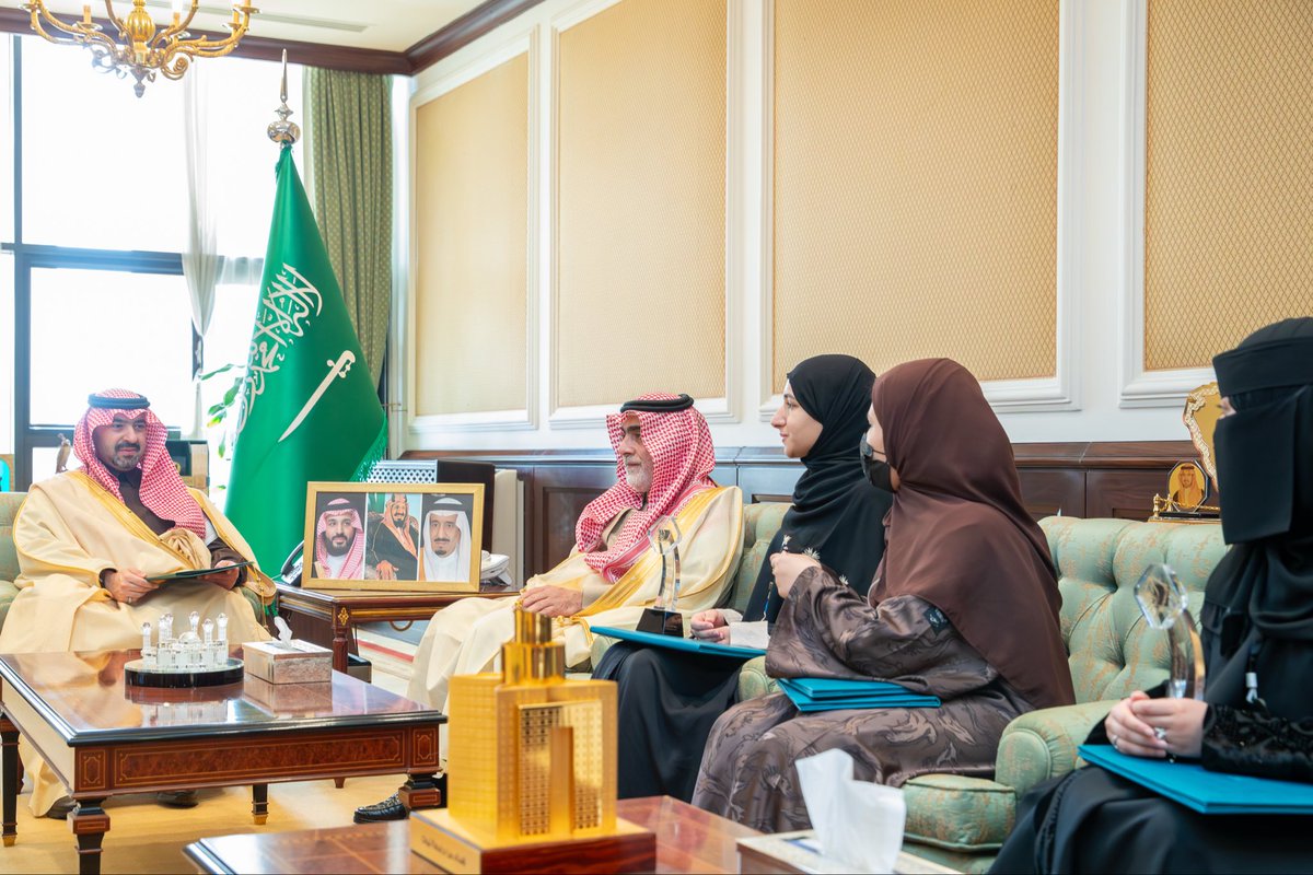 سمو #نائب_أمير_منطقة_تبوك الأمير #خالد_بن_سعود بن عبدالله الفيصل بن عبدالعزيز يستقبل مدير عام التعليم بالمنطقة ماجد بن عبدالرحمن القعير والطالبات الحاصلات من مدارس تبوك العالمية على مراكز متقدمه في الأولمبياد الوطني للإبداع العلمي للعام  2026 م .