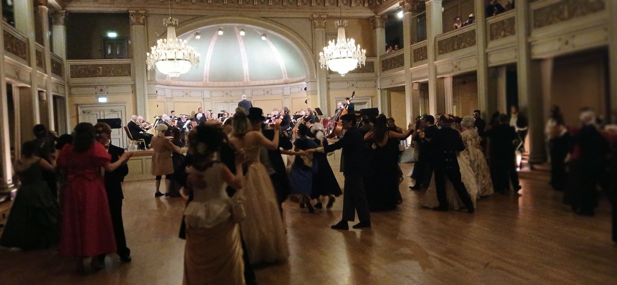 sportsfrik's tweet photo. #OperaBall i #Oslo igår natt var så elegant, og litt av pen fest! 🌹🥂🍾

Så mange mennesker som kler sitt beste, og gir en fantastisk stemning til live-musikk. https://t.co/UhE0YTlHWz