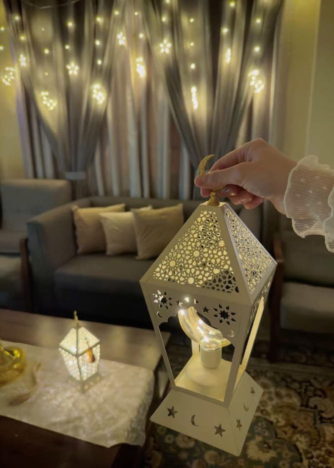بعضهم يشبه ⁧رمضان
كريمٌ و مبارك 🖤💛🌙