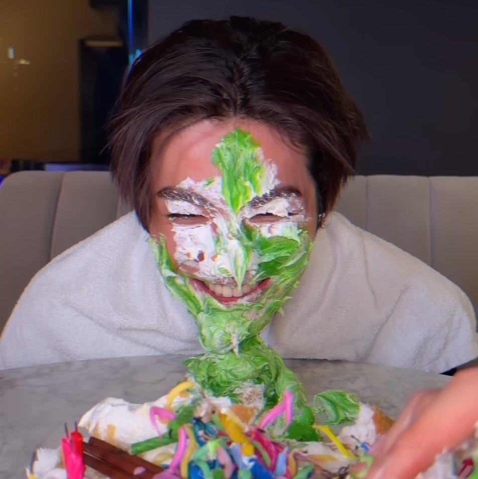 eomcoertis's tweet image. CRYING