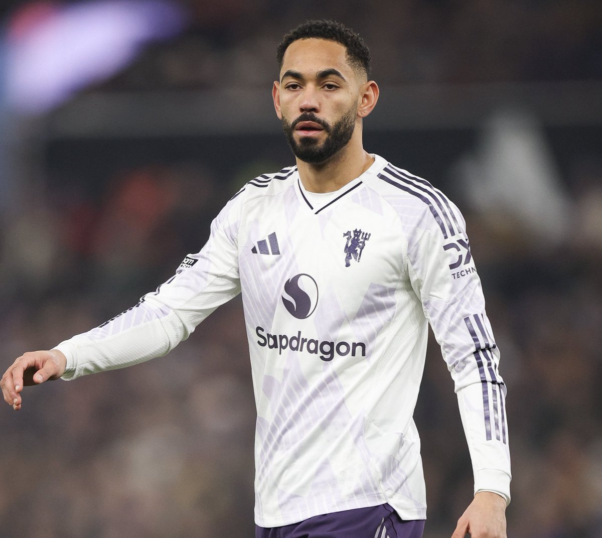 ActuFoot_'s tweet image. 🚨 Après Wayne Rooney 🏴󠁧󠁢󠁥󠁮󠁧󠁿, c’est au tour de 𝗠𝗔𝗧𝗛𝗘𝗨𝗦 𝗖𝗨𝗡𝗛𝗔 🇧🇷 𝗗𝗘 𝗗𝗘́𝗧𝗥𝗨𝗜𝗥𝗘 𝗙𝗥𝗔𝗡𝗞 𝗜𝗟𝗟𝗘𝗧, le supporter de Man. United qui n’a pas coupé ses cheveux depuis 498 jours. 🥶

« 𝗟𝗲𝘀 𝗴𝗲𝗻𝘀 𝘀𝗼𝗻𝘁 𝗽𝗹𝘂𝘀 𝗽𝗿𝗲́𝗼𝗰𝗰𝘂𝗽𝗲́𝘀 𝗽𝗮𝗿…