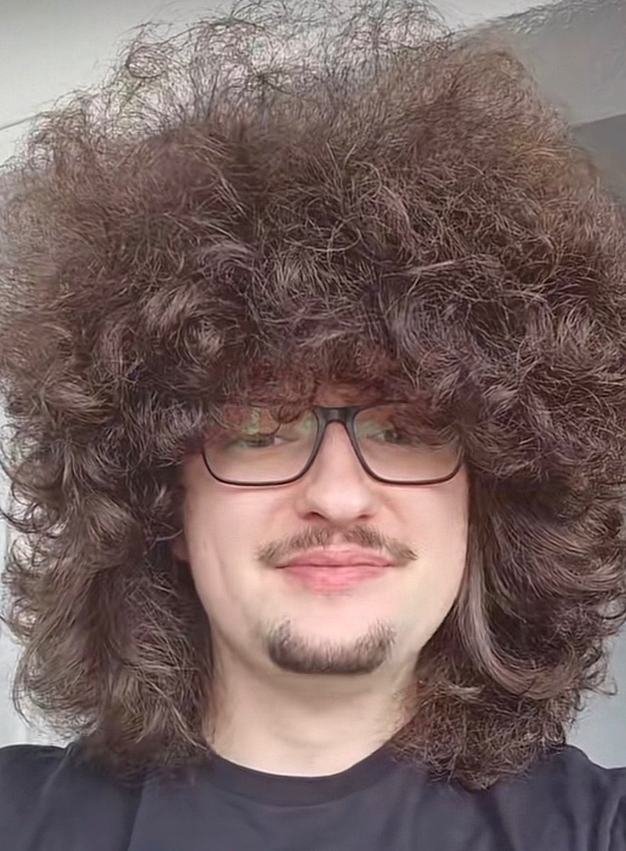 ActuFoot_'s tweet image. 🚨 Après Wayne Rooney 🏴󠁧󠁢󠁥󠁮󠁧󠁿, c’est au tour de 𝗠𝗔𝗧𝗛𝗘𝗨𝗦 𝗖𝗨𝗡𝗛𝗔 🇧🇷 𝗗𝗘 𝗗𝗘́𝗧𝗥𝗨𝗜𝗥𝗘 𝗙𝗥𝗔𝗡𝗞 𝗜𝗟𝗟𝗘𝗧, le supporter de Man. United qui n’a pas coupé ses cheveux depuis 498 jours. 🥶

« 𝗟𝗲𝘀 𝗴𝗲𝗻𝘀 𝘀𝗼𝗻𝘁 𝗽𝗹𝘂𝘀 𝗽𝗿𝗲́𝗼𝗰𝗰𝘂𝗽𝗲́𝘀 𝗽𝗮𝗿…