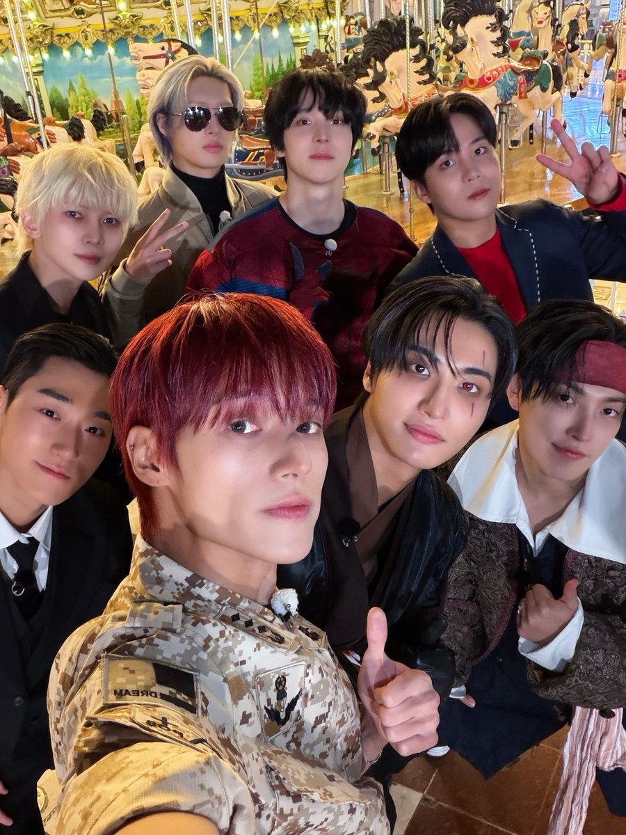 ATEEZofficial's tweet image. [📷] #돌박이일 Behind Photo 

돌박이일에서 충전한 #Adrenaline 
컴백의 흐름을 단단하게 만들어준 에너지 ⚡️
덕분에 성공적인 컴백을 맞이할 수 있었어요 🎢🎡💛

#ATEEZ #에이티즈
#GOLDENHOUR_Part4