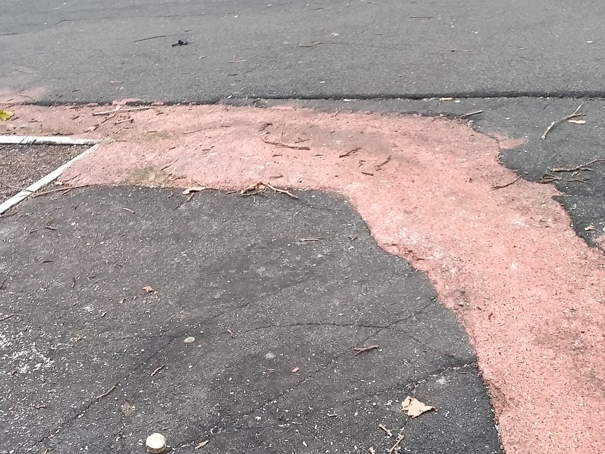 SabinaCusin's tweet image. Le "Grandi Opere" coi fondi #PNRR:
tappati con una mescola sintetica i riquadri di terra intorno a tutti gli alberi di tutta la Città.
Adesso, quando piove, le strade si ALLAGANO e rendono pericolosa la guida.
#Trieste #LaPeggioreDestraDiSempre