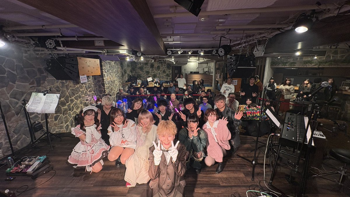 ／
🎸『321 Rock On LIVE Vol.3』
1部2部共に無事終演いたしました✨
＼

昨日はバレンタインデー
そしてクリスさんの誕生日になります！
1部終演後にはケーキでお祝い🎂
特典会ではリスナーさんへチョコのプレゼントがありました！🍫