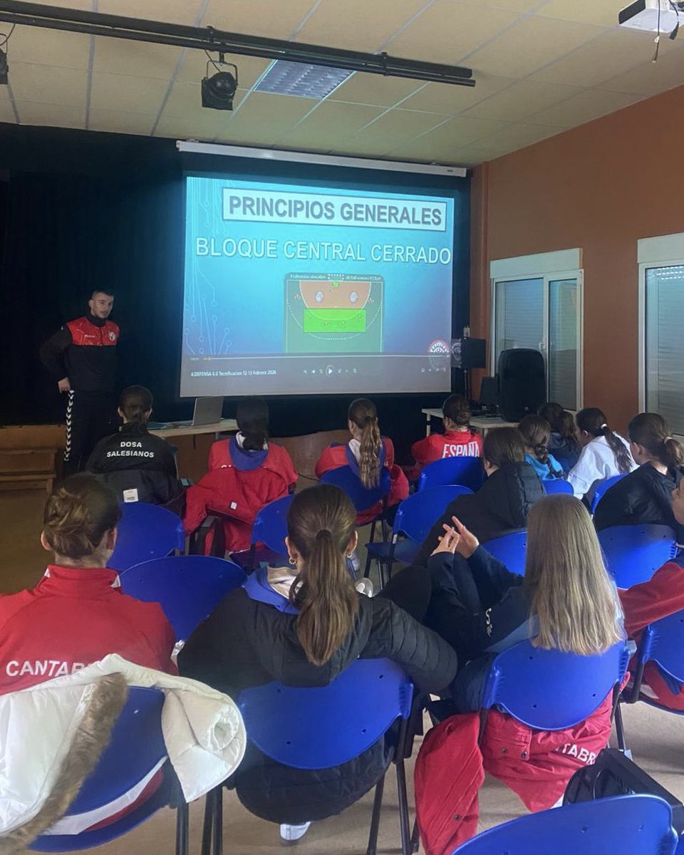 🗣️ Las charlas formativas son parte esencial del 𝐏𝐑𝐎𝐆𝐑𝐀𝐌𝐀 𝐃𝐄 𝐓𝐄𝐂𝐍𝐈𝐅𝐈𝐂𝐀𝐂𝐈𝐎́𝐍 #DeporteCantabria.

👉🏼 En esta ocasión, Isaura Menin y su experiencia como jugadora profesional y Alberto Pla profundizando en aspectos defensivos.

🇵🇱 #TerritorioBalonmano