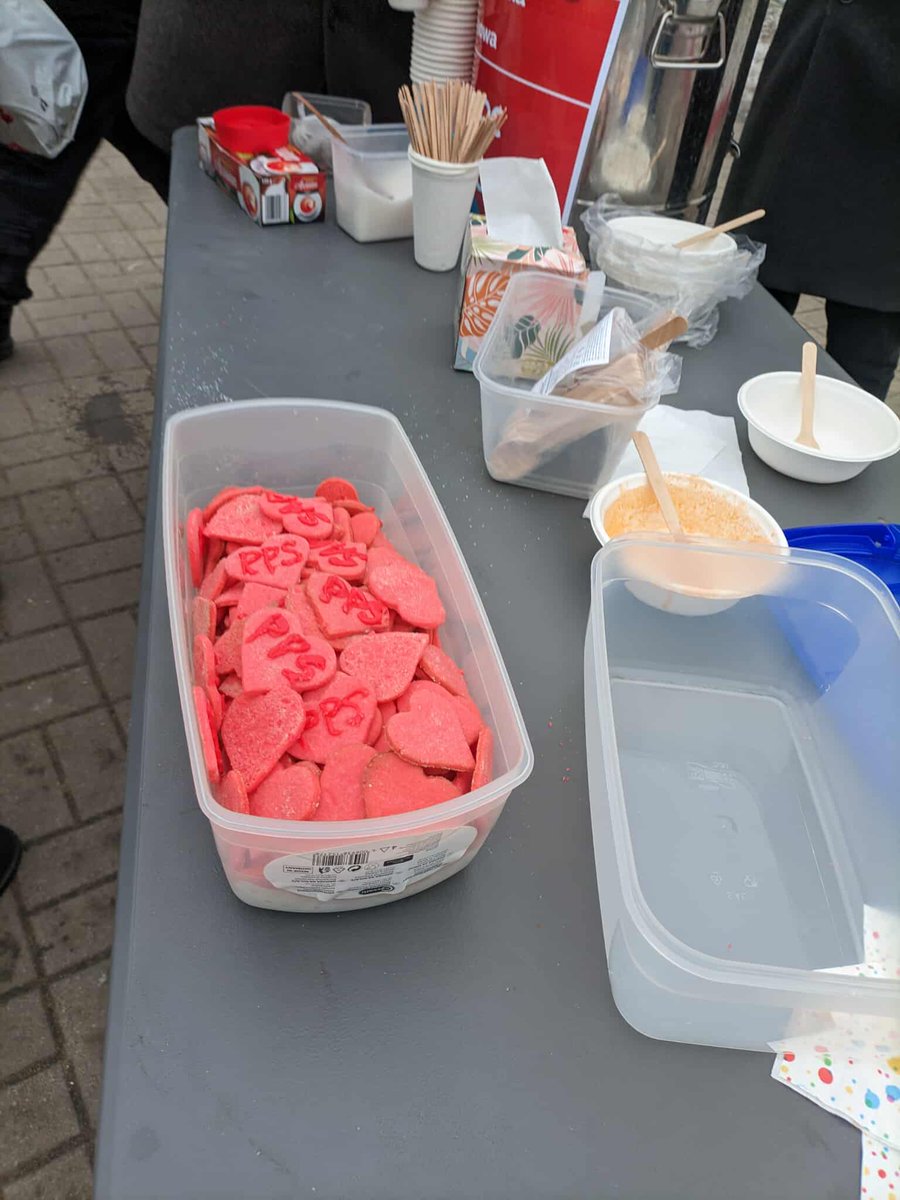 Podczas wczorajszej akcji pomocowej wyrywaliśmy z kapitalistycznych rąk Walentynki 😍

Nasza praca ciągle trwa i oprócz gulaszu, herbaty czy kawy, poczęstowaliśmy wszystkich chętnych ręcznie robionymi domowymi ciasteczkami! 🥰
