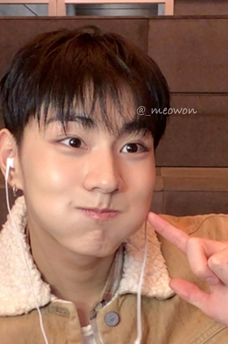 sheepjjang29's tweet photo. 볼빵빵정원숭이모드on..                  냥미남모드전환. https://t.co/KxNFQitoc2