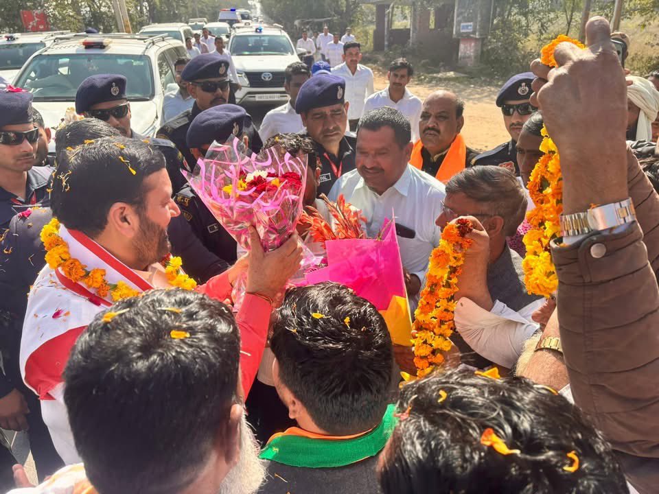AsruDin0's tweet photo. माननीय मुख्यमंत्री नायब सिंह सैनी जी के नूंह आगमन पर हार्दिक स्वागत एवं अभिनंदन। 🌹

@NayabSainiBJP https://t.co/vvcVuzEbuv
