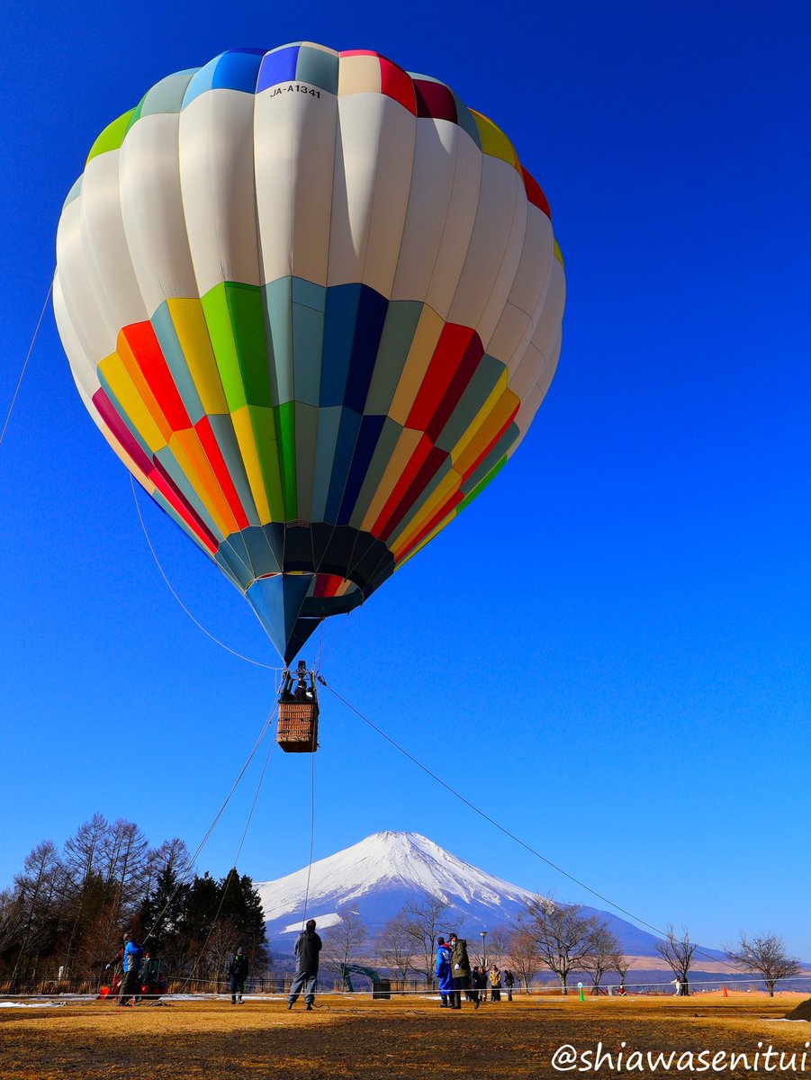 想いを重ねて…

気球は人以外、何を乗せて飛ぶのだろうか？  
笑顔や思い出…？ゆっくりと浮かんでいく。
#富士山 #MtFuji #ｷﾘﾄﾘｾｶｲ 2026/2/15 09:02

Beyond Time
Aside from people, what else could the balloon be carrying?
Smiles, memories...? They slowly float away.