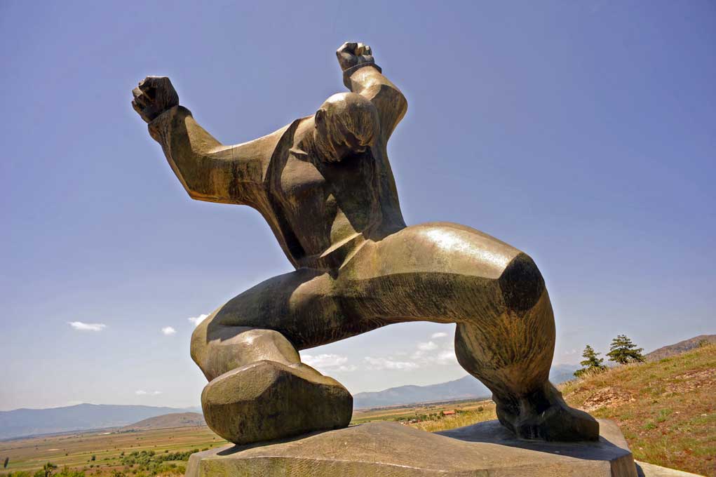 Додека глобалниот интерес за спомениците на просторот на Поранешна Југославија расте, фотографот Марко Кројач со децении систематски ги документира овие монументални сведоштва — создавајќи вреден визуелен архив на едно уникатно наследство. 

>>> marh.mk/marko_krojac/