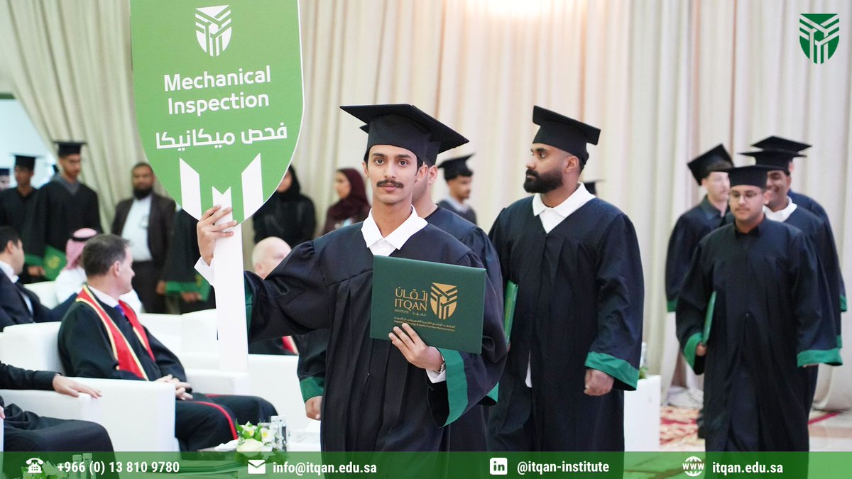 ITQANINSTITUTE's tweet photo. فخورون دائما بخريجينا في معهد اتقان للفحص وضمان الجودة!

نظم المعهد الوطني لتقنية الفحص وضمان الجودة (إتقان) يوم الاربعاء 11 فبراير 2026، حفل التخرج لاكثر من  300 خريجا من برنامج الدبلوم لعام 2025/2026، وذلك في مقر المعهد بالجعيمة.
وعكست هذه المناسبة مستوى الالتزام الذي أظهره خريجو المعهد وقوة شراكاتنا الاستراتيجية. وقد تشرفنا بحضور مجلس أمناء معهد إتقان، ومجموعة كلية لينكولن (المملكة المتحدة)، إلى جانب كبار ممثلي أرامكو السعودية، وكليات التميز، والشركات الراعية، واولياء الأمور.

استُهل الحفل بكلمة افتتاحية ألقاها رئيس مجلس الأمناء المهندس وليد النعيم، تلاها استعراض لخدمات وبرامج إتقان عبر مقاطع ترويجية. كما تضمن الحفل كلمات قيّمة من المدير الإداري لمعهد إتقان الأستاذ طارق العامر، وعميد الكلية د. قافن جينكنز، والرئيس التنفيذي لمجموعة كلية لينكولن، إضافة إلى كلمة الخريجين والتي أظهرت  أثر التجربة التعليمية في مسيرتهم المهنية.

وفي نهاية الحفل ،تم تكريم شركائنا الاستراتيجيين ( أرامكو السعودية، والمؤسسة العامة للتدريب التقني والمهني، وكليات التميز، وصندوق تنمية الموارد البشرية) إلى جانب كلية لينكولن الدولية والشركات الراعية للمتدربين. ونعبّر عن خالص امتناننا لدعمهم المستمر في تطوير الكوادر الوطنية وتعزيز التوطين في قطاع الفحص.