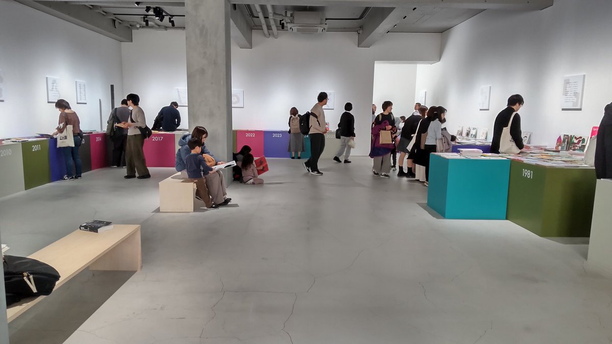 stronaSosny's tweet photo. 最終日に行った。五味太郎 絵本出版年代記展 「ON THE TABLE」　これも展覧会？ https://t.co/vgeSXX3Yg6