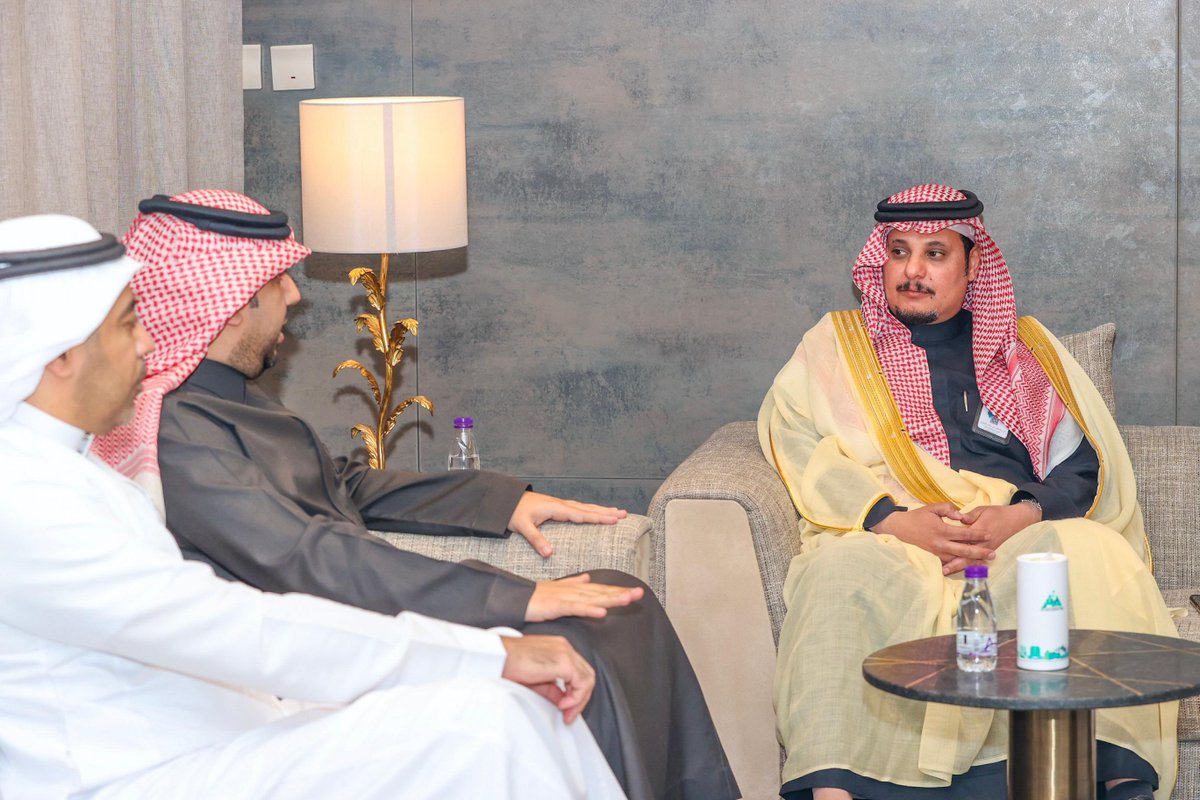 Amanat_Hail's tweet photo. • لقاء

التقى سعادة أمين منطقة حائل، م. سلطان بن حامد الزايدي، في مكتبه اليوم، وكيل الوزارة المساعد للصحة العامة بوزارة البلديات والإسكان م. محمد الياقوت، والمشرف على الإدارة العامة للنظافة م. صالح المقبل، وجرى خلال اللقاء بحث أعمال النظافة ورفع جودة الخدمات البلدية وتعزيز الاستدامة البيئية.

📸 | #حائل_الأجمل • #أمانة_منطقة_حائل