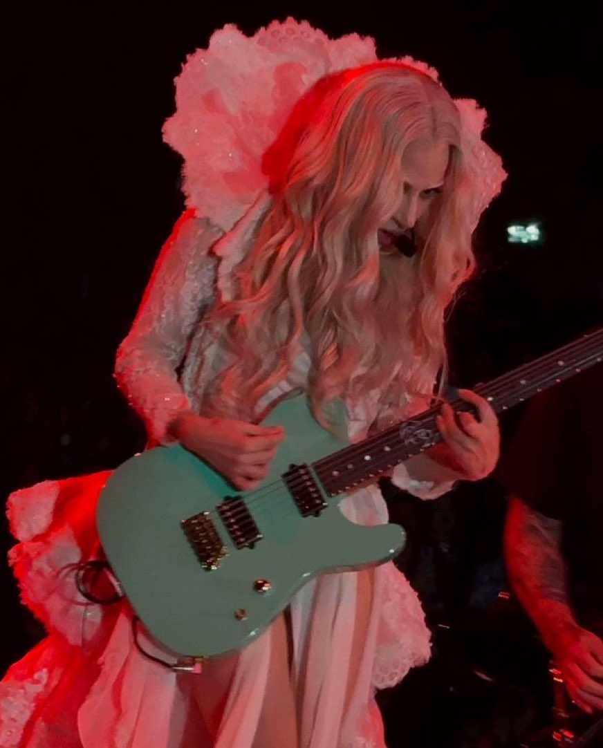 why are some of you lying about the new blonde wig, like..............
