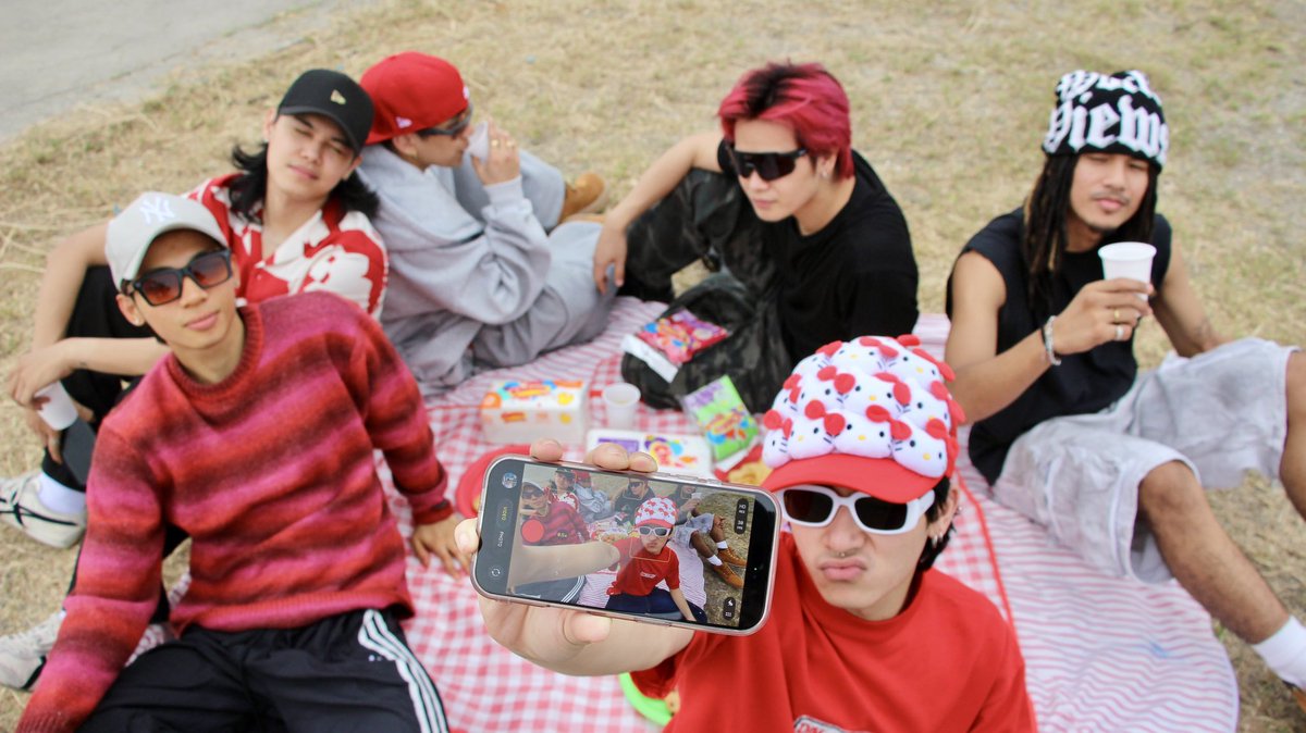 JaoPaoJaoPao's tweet image. Five years of believing in the same dream and creating music together. We’re thankful for everyone who believed in us, for every moment that brought us here, and for the journey we continue to share. Cheers to what we’ve achieved and to what we will become 🥂

Sharing snacks and…