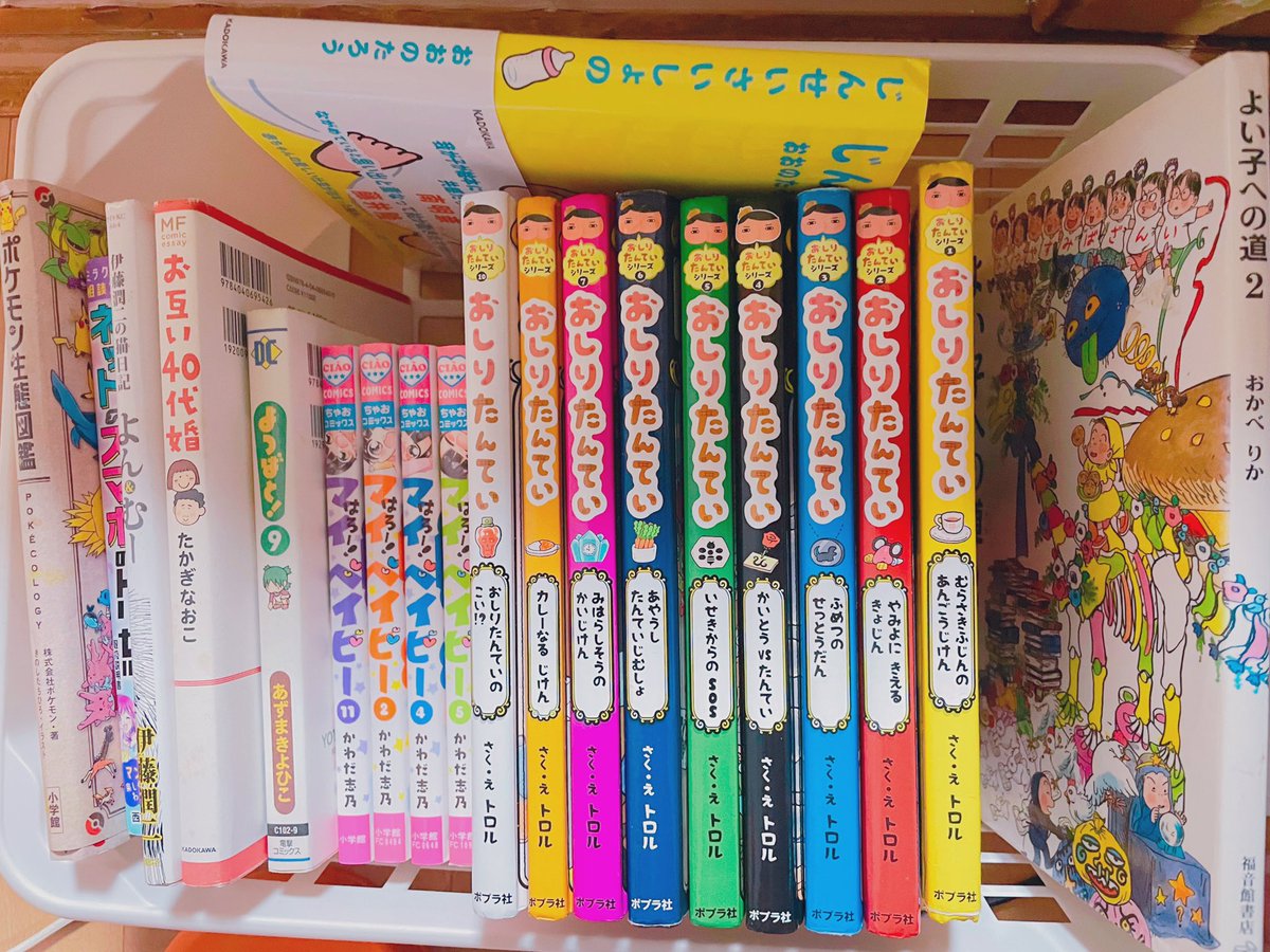 最近姉妹が寝る前に読書してす～ぐ枕元が散らかるので枕元文庫作った📚(本のチョイスは姉妹☺️)
