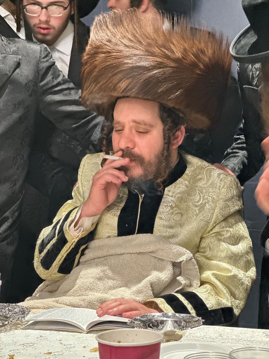 אחרי שבת ארוכה. הרבי צינור השפע במנהג עישון הסיגריה במוצ"ש
