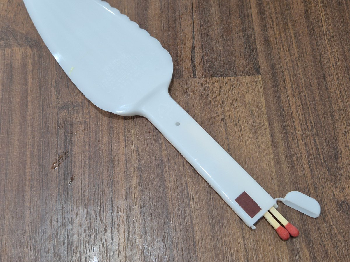 갑작스러운 깨달음
끝에 발화장치가 달린 단검 그것은 바로