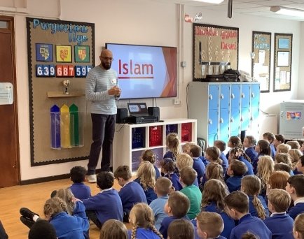 UICardiff's tweet photo. We were invited to deliver an assembly, and a session to Years 5 &amp; 6 at Llanfair Primary School near Cowbridge.

The children are about to start learning about Islam, so this was a great way to introduce them to the subject.

Please get in touch if we can support your learning. https://t.co/eR2WaWtD0f