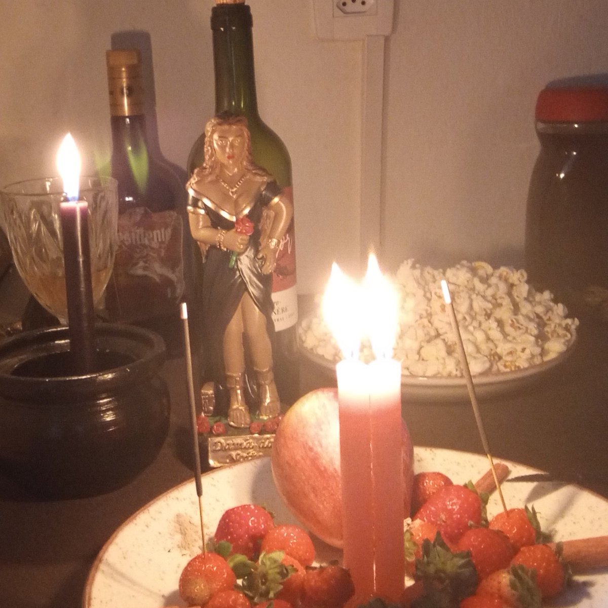 Sekhmetarot's tweet photo. FREE CARD

Baralho da Dama da Noite! 

Pra quem não sabe é minha moça, então vai ser um free card de conselhos dela 💚

Regras:
- Comentar nome completo nos comentários 
- like e RT neste post
- Like e RT no fixado
- estar me seguindo 

Vou escolher aleatoriamente e provavelmente respondo a partir de amanhã 🥳